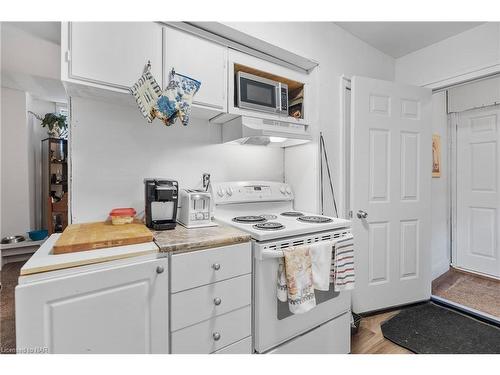 4464 Sixth Avenue, Niagara Falls, ON - Indoor Photo Showing Kitchen