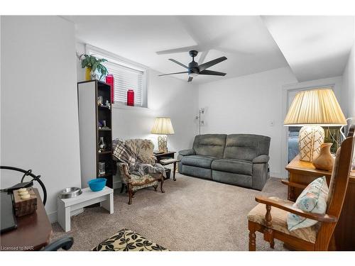 4464 Sixth Avenue, Niagara Falls, ON - Indoor Photo Showing Living Room