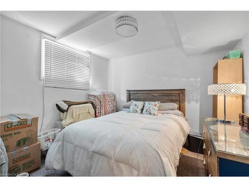 4464 Sixth Avenue, Niagara Falls, ON - Indoor Photo Showing Bedroom