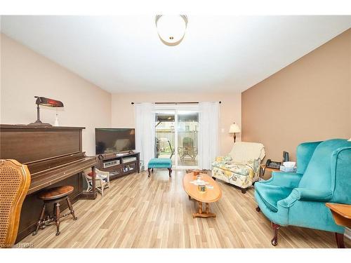 42 Chicory Crescent, St. Catharines, ON - Indoor Photo Showing Living Room