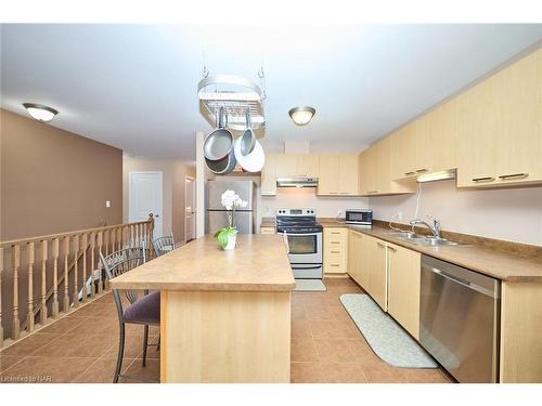 42 Chicory Crescent, St. Catharines, ON - Indoor Photo Showing Kitchen With Double Sink