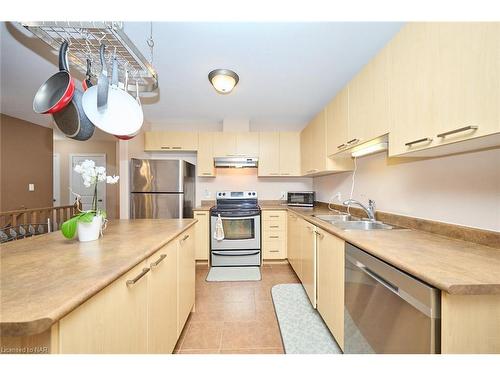 42 Chicory Crescent, St. Catharines, ON - Indoor Photo Showing Kitchen With Double Sink