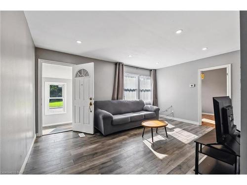 4411 Fifth Avenue, Niagara Falls, ON - Indoor Photo Showing Living Room