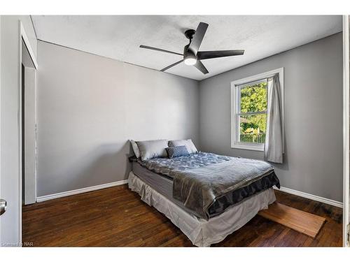 4411 Fifth Avenue, Niagara Falls, ON - Indoor Photo Showing Bedroom