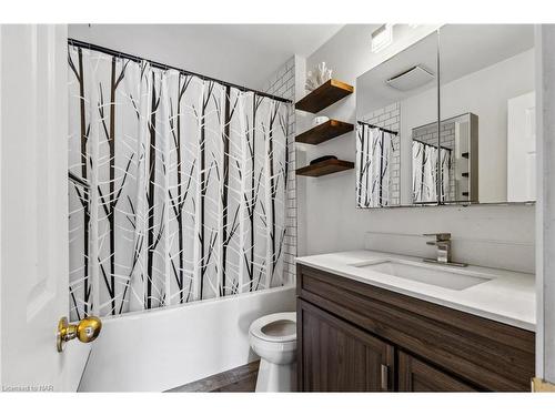 4411 Fifth Avenue, Niagara Falls, ON - Indoor Photo Showing Bathroom