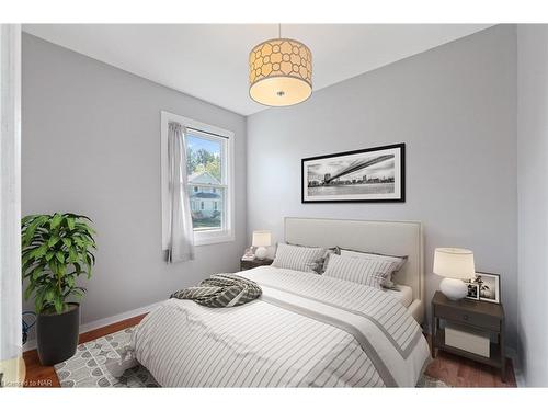 4411 Fifth Avenue, Niagara Falls, ON - Indoor Photo Showing Bedroom