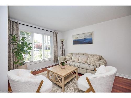 23 Andrea Drive, St. Catharines, ON - Indoor Photo Showing Living Room