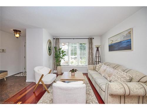 23 Andrea Drive, St. Catharines, ON - Indoor Photo Showing Living Room