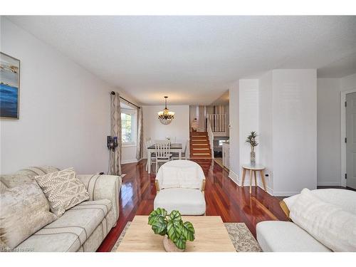 23 Andrea Drive, St. Catharines, ON - Indoor Photo Showing Living Room