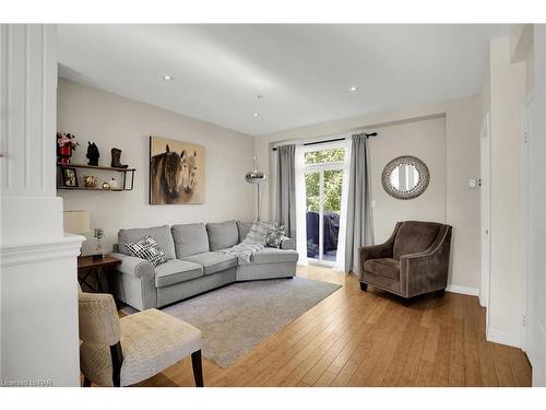 13 Hilts Court, St. Catharines, ON - Indoor Photo Showing Living Room