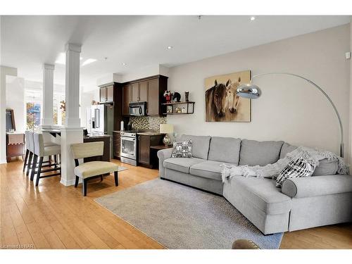 13 Hilts Court, St. Catharines, ON - Indoor Photo Showing Living Room