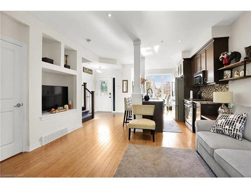 13 Hilts Court, St. Catharines, ON - Indoor Photo Showing Living Room