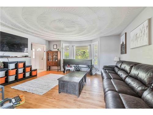 6736 Buckingham Drive, Niagara Falls, ON - Indoor Photo Showing Living Room