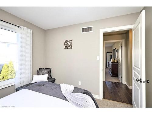 98 Cardinal Crescent, Welland, ON - Indoor Photo Showing Bedroom