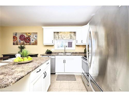 98 Cardinal Crescent, Welland, ON - Indoor Photo Showing Kitchen