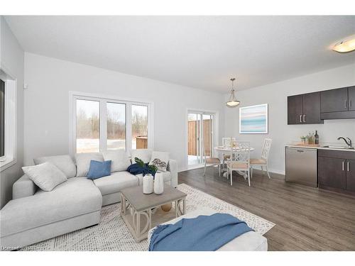 128 Sunflower Place, Welland, ON - Indoor Photo Showing Living Room