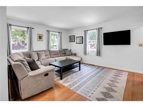 365 Ashwood Avenue, Crystal Beach, ON - Indoor Photo Showing Living Room