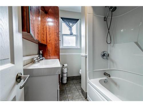 187 Clarke Street, Port Colborne, ON - Indoor Photo Showing Bathroom