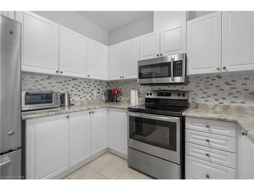 1033 Meadowood Street, Fort Erie, ON - Indoor Photo Showing Kitchen