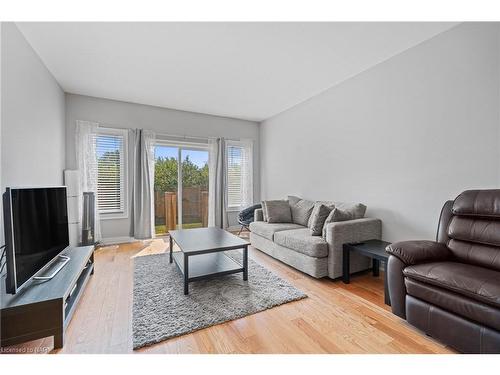 1033 Meadowood Street, Fort Erie, ON - Indoor Photo Showing Living Room