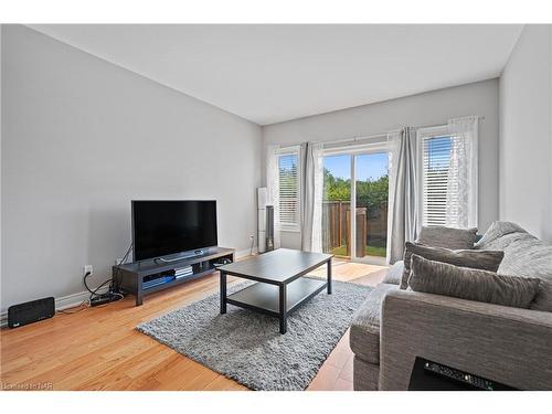 1033 Meadowood Street, Fort Erie, ON - Indoor Photo Showing Living Room