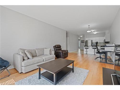 1033 Meadowood Street, Fort Erie, ON - Indoor Photo Showing Living Room