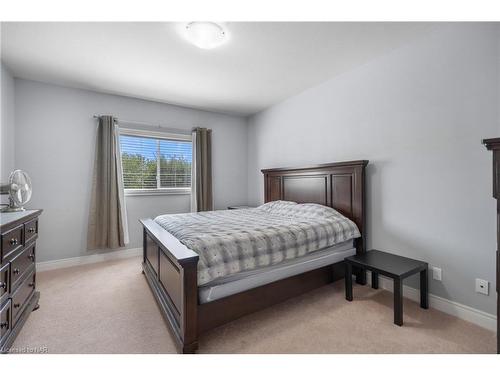 1033 Meadowood Street, Fort Erie, ON - Indoor Photo Showing Bedroom