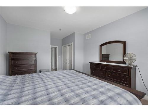 1033 Meadowood Street, Fort Erie, ON - Indoor Photo Showing Bedroom