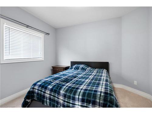 1033 Meadowood Street, Fort Erie, ON - Indoor Photo Showing Bedroom