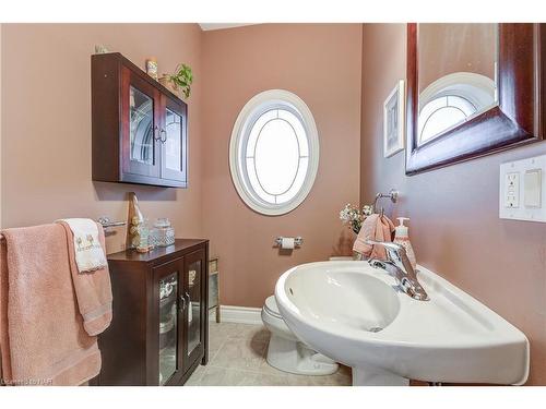 693 Line 3 Road, Niagara-On-The-Lake, ON - Indoor Photo Showing Bathroom