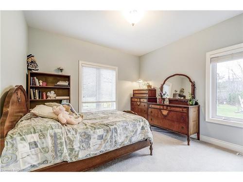 693 Line 3 Road, Niagara-On-The-Lake, ON - Indoor Photo Showing Bedroom