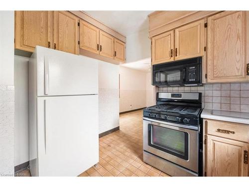 202 Niagara Street, Welland, ON - Indoor Photo Showing Kitchen