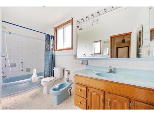 202 Niagara Street, Welland, ON - Indoor Photo Showing Bathroom