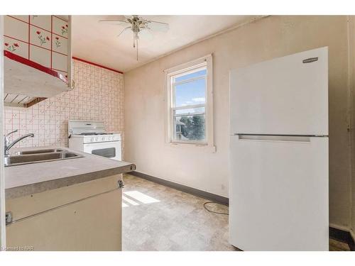 202 Niagara Street, Welland, ON - Indoor Photo Showing Kitchen With Double Sink