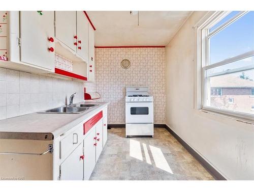 202 Niagara Street, Welland, ON - Indoor Photo Showing Kitchen With Double Sink