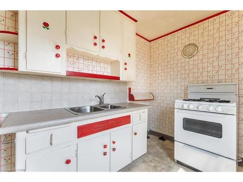 202 Niagara Street, Welland, ON - Indoor Photo Showing Kitchen With Double Sink