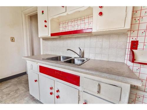 202 Niagara Street, Welland, ON - Indoor Photo Showing Kitchen With Double Sink