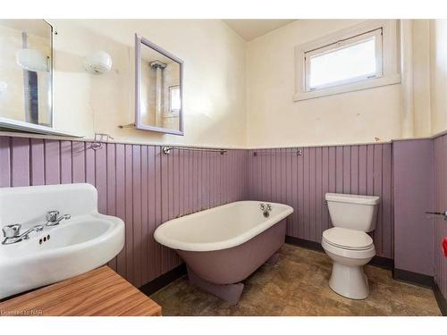 202 Niagara Street, Welland, ON - Indoor Photo Showing Bathroom