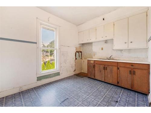 202 Niagara Street, Welland, ON - Indoor Photo Showing Kitchen With Double Sink