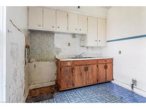 202 Niagara Street, Welland, ON - Indoor Photo Showing Kitchen With Double Sink