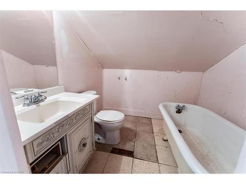 202 Niagara Street, Welland, ON - Indoor Photo Showing Bathroom