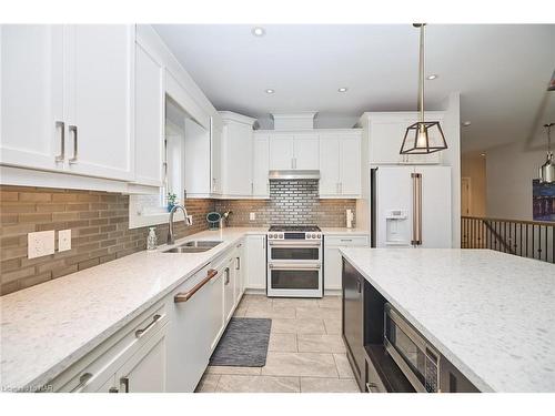 28 Venture Way, Thorold, ON - Indoor Photo Showing Kitchen With Double Sink With Upgraded Kitchen