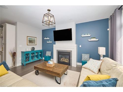 28 Venture Way, Thorold, ON - Indoor Photo Showing Living Room With Fireplace