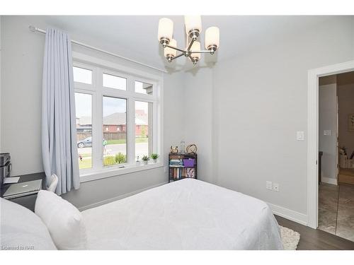 28 Venture Way, Thorold, ON - Indoor Photo Showing Bedroom