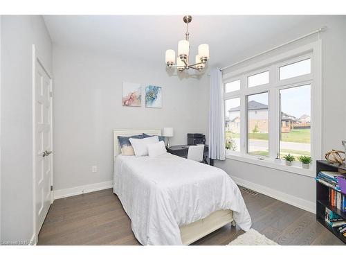 28 Venture Way, Thorold, ON - Indoor Photo Showing Bedroom