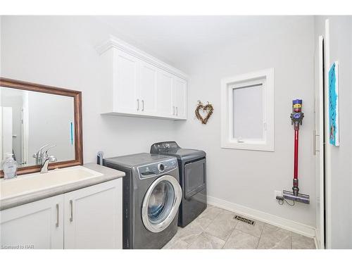 28 Venture Way, Thorold, ON - Indoor Photo Showing Laundry Room