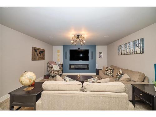 28 Venture Way, Thorold, ON - Indoor Photo Showing Living Room