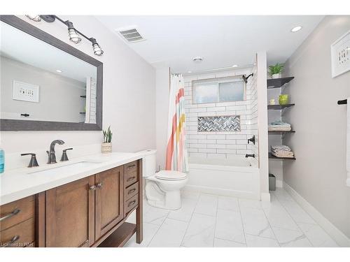 28 Venture Way, Thorold, ON - Indoor Photo Showing Bathroom