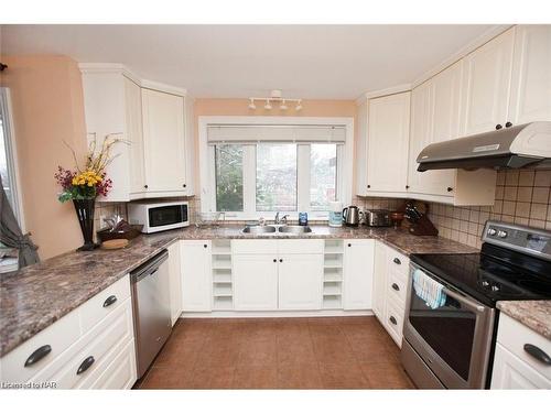 15854 Niagara River Parkway, Niagara-On-The-Lake, ON - Indoor Photo Showing Kitchen With Double Sink