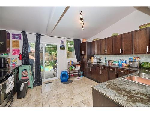 5215 Palmer Avenue, Niagara Falls, ON - Indoor Photo Showing Kitchen With Double Sink